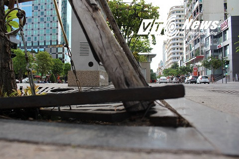 Nhiều thiết bị như sắt, đèn chiếu sáng bất ngờ bị gãy, sụt lún, vỡ vụn