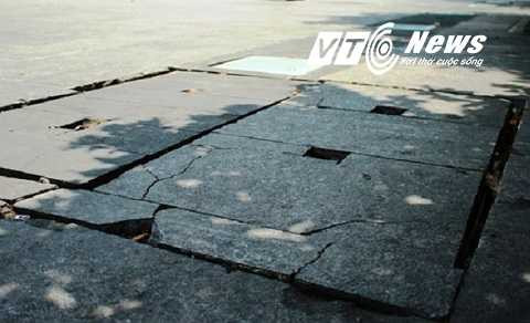 Nhiều hố ga, nắp cống được lát bằng loại đá hiện đại, có độ bền trăm năm vẫn rạn nứt, vỡ vun sau một năm khánh thành