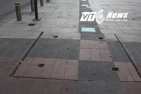 Nhiều chỗ bắt đầu xuất hiện, rạn nứt nghiêm trọng làm mất mĩ quan công trình