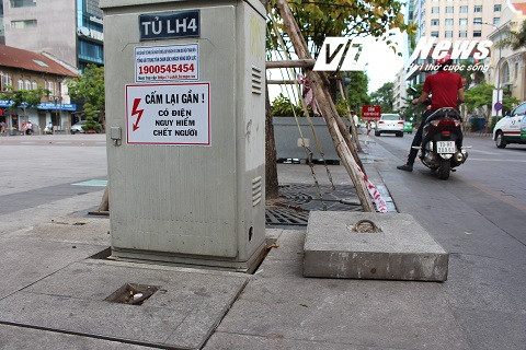 Nhiều viên đá thừa thải vẫn để ngổn ngang trên tuyến phố gây nguy hiểm cho người đi đường