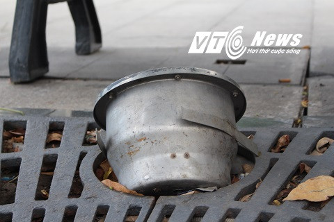 Đèn chiếu sáng bị hất tung ra khỏi vị trí một cách dễ dàng, nhiều chỗ lại bị sụt lún xuống sâu