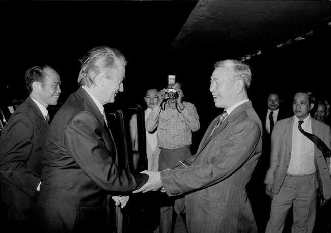 Ông Nguyễn Cơ Thạch (phải) đón tiếp Bộ trưởng Ngoại giao Pháp Rolang Duyma