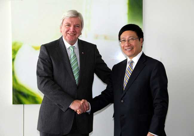Ông Phạm Bình Minh (phải) và Thủ hiến bang Hessen Volker Bouffier (CHLB Đức)