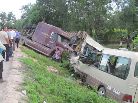Nhiều vụ tai nạn nghiêm trọng liên quan đến xe khách vẫn xảy ra. Ảnh: Xe khách đấu đầu <a href='https://vtcnews.vn/oto-xe-may.31.0.html' >xe co</a>ntainer ở Huế. Ảnh: VIẾT LONG