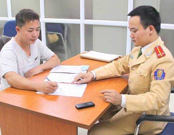 Tài xế điều khiển xe quay đầu ở cầu vượt Lê Văn Lương làm việc tại cơ quan công an