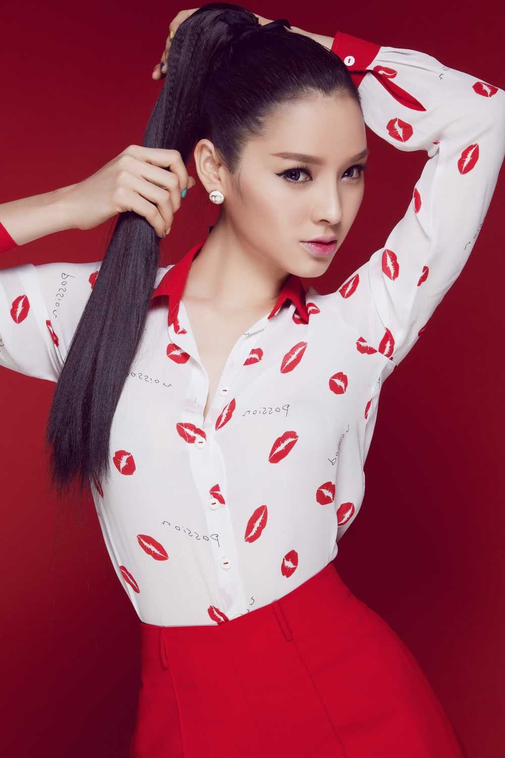 Phương Trinh Jolie khoe eo thon ngực 'khủng' trong bộ ảnh mới