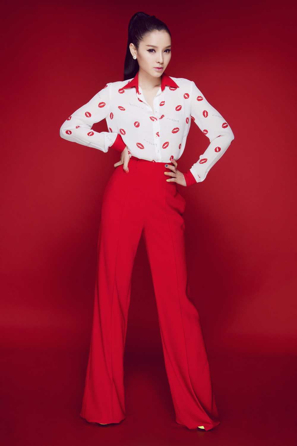 Phương Trinh Jolie khoe eo thon ngực 'khủng' trong bộ ảnh mới