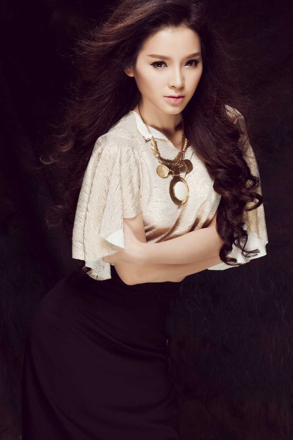 Phương Trinh Jolie khoe eo thon ngực 'khủng' trong bộ ảnh mới