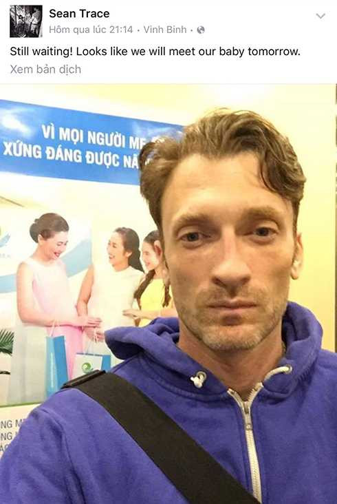 Suốt thời gian cô nằm chờ sinh, chồng Tây luôn túc trực bên cạnh để chăm sóc vợ chu đáo Suốt thời gian cô nằm chờ sinh, chồng Tây luôn túc trực bên cạnh để chăm sóc vợ chu đáo