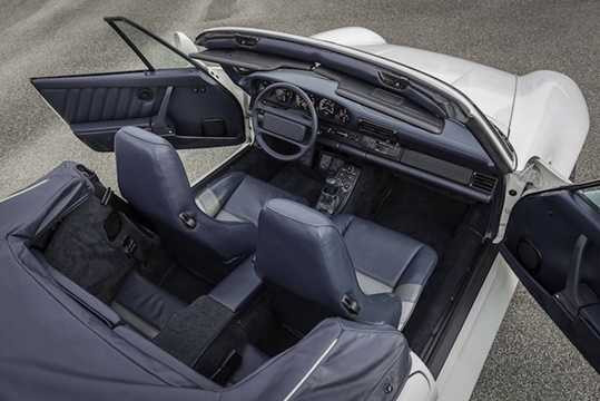 Ngoài bộ mui mềm phía sau, nội thất của xe vẫn hoàn toàn nguyên bản với các trang bị mà thậm chí tới ngày nay, chỉ có những mẫu xe trung cao cấp trở nên mới có như ghế có sưởi và điều chỉnh hoàn toàn bằng điện.