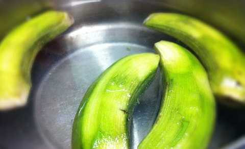 Chuối tước bỏ vỏ ngoài rồi đem ngâm vào nước cho bớt nhựa và chát