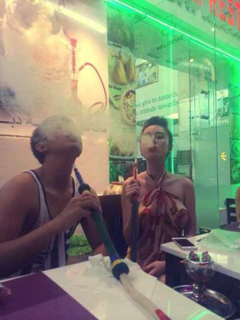 Phương Trình phì phèo hút shisha khiến khán giả 'nhức mắt'.