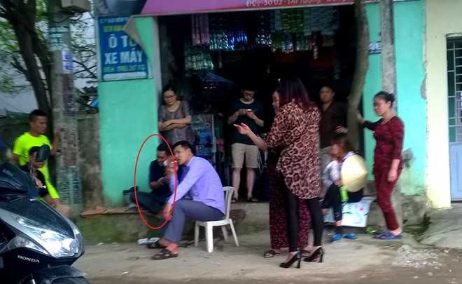 Lê Ngọc Duẩn (vòng tròn đỏ) được người dân, tiểu thương vây quanh hỏi thăm, động viên. Ảnh: Quỳnh An.