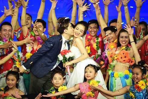 Chi Dân chọn ba bài hát Một tình yêu, Yêu em dài lâu, Lời yêu thương của Đức Huy để làm thành một liên khúc sôi động.