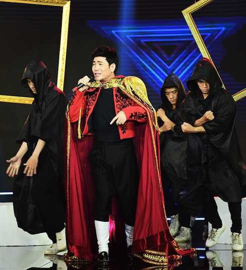 Quách Thành Danh "vác" áo choàng 7kg của Đàm Vĩnh Hưng lên sân khấu