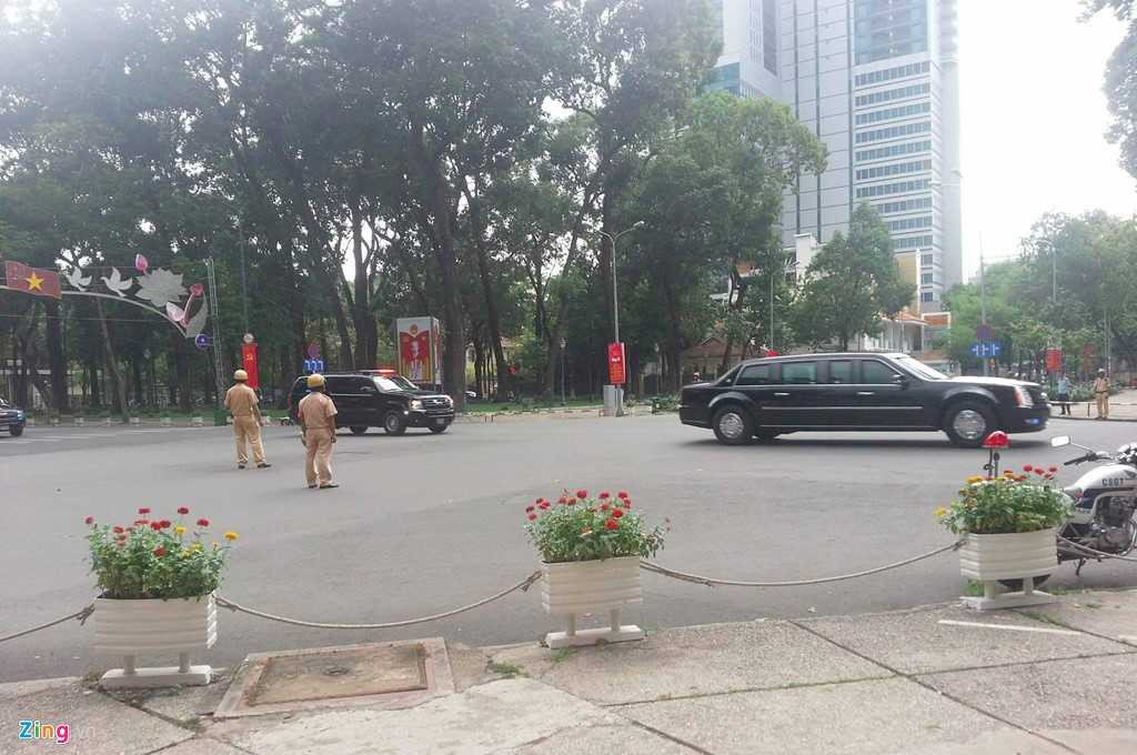 Sau khi di chuyển theo đường Nam Kỳ Khởi Nghĩa đến trước cổng Dinh Thống Nhất, đoàn xe rẽ vào đường Lê Duẩn, sau đó đến tập kết trong sân Tổng Lãnh sự quán Mỹ tại TP HCM.