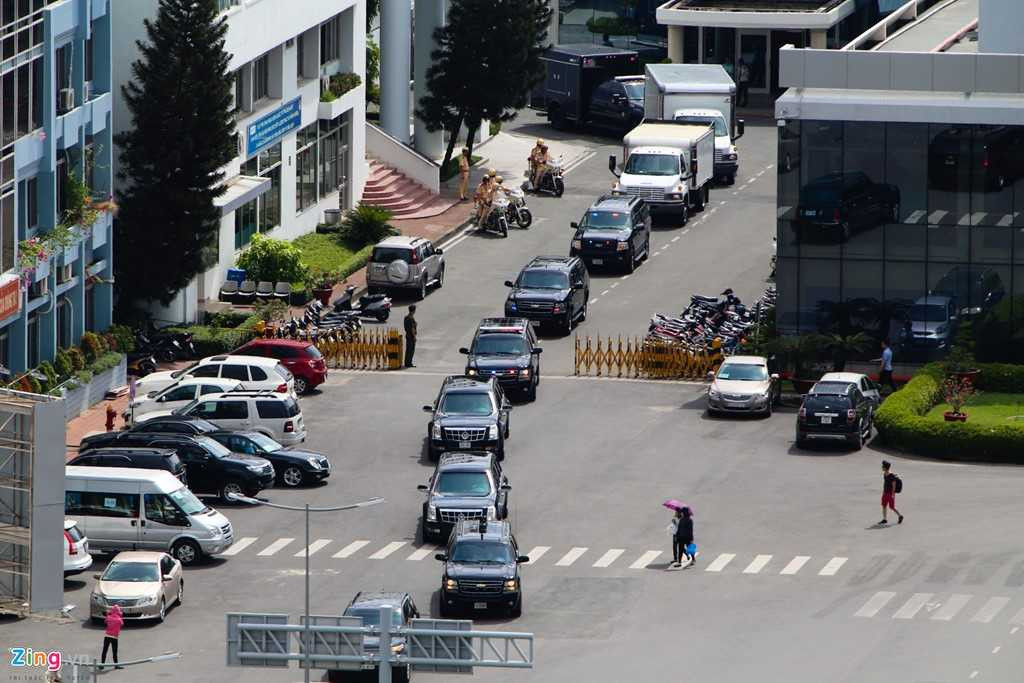 Đầu giờ chiều, đoàn xe của Tổng thống Mỹ rời khỏi sân bay Tân Sơn Nhất. Dẫn đầu là một chiếc SUV hiệu GMC. Hai chiếc Cadillac One đi phía sau cùng hàng loạt xe cảnh vệ, cứu thương, hậu cần. 