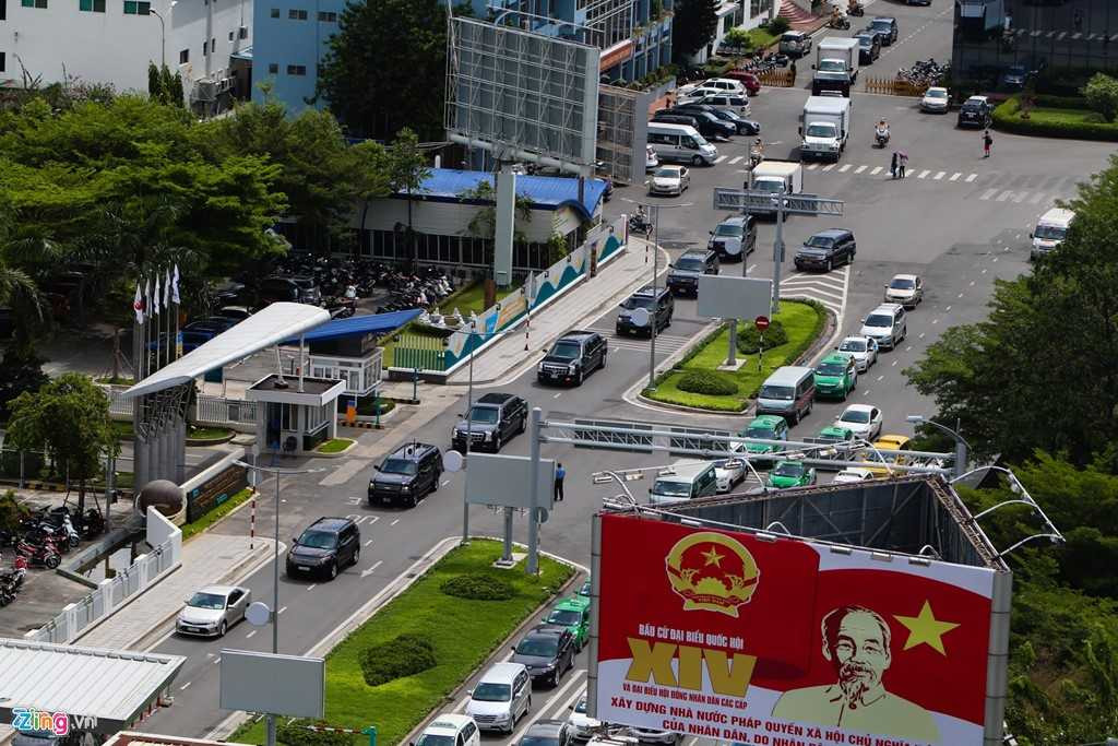 Toàn bộ các tuyến đường xung quanh sân bay Tân Sơn Nhất bị phong tỏa cục bộ trong thời gian ngắn để đoàn xe được di chuyển an toàn và nhanh chóng.