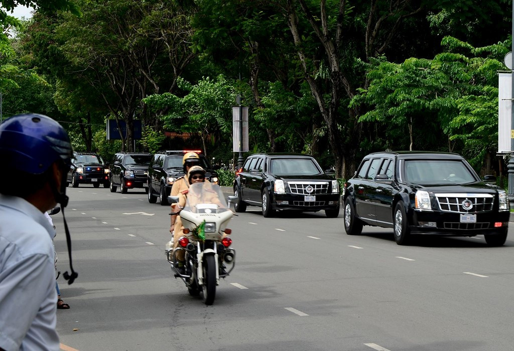 Các cánh cửa ra vào không có lỗ khóa và chỉ những mật vụ được huấn luyện mới mở được. Cửa xe dày tới 20 cm, lớp kính chống đạn dày 13 cm, lốp run-flat và nội thất được bọc kín 100% để chống khí độc. Trong ảnh, người dân TP HCM đứng nhìn đoàn xe di chuyển qua đường Hoàng Văn Thụ.