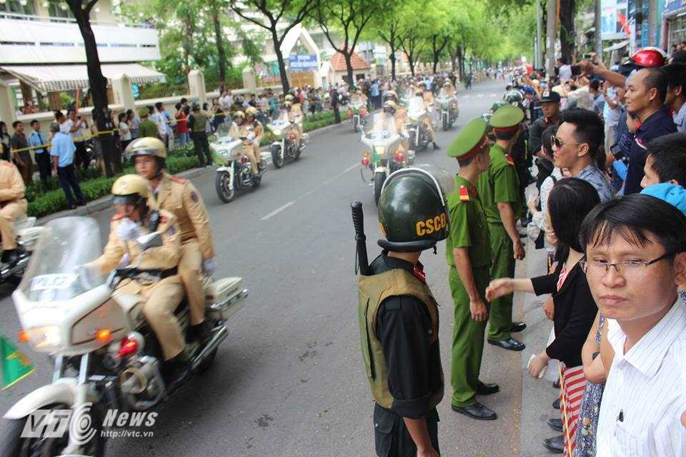 Xe dẫn đoàn bắt đầu tiến về phía GEM Center - Ảnh: Quang Hải