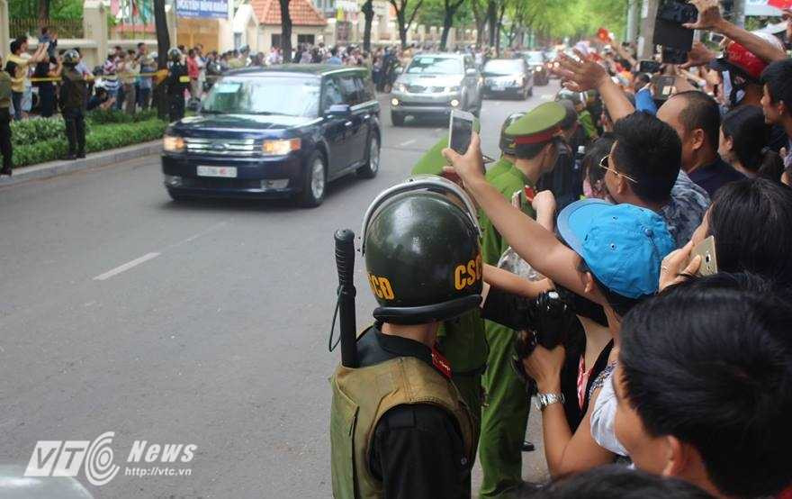 Đoàn xe của Tổng thống Obama được người dân TP.HCM đón chờ - Ảnh: Quang Hải