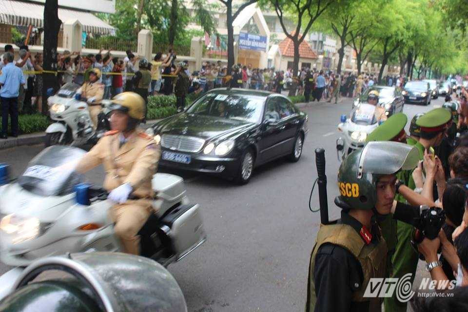 Lực lượng CSGT hộ tống đoàn xe - Ảnh: Quang Hải