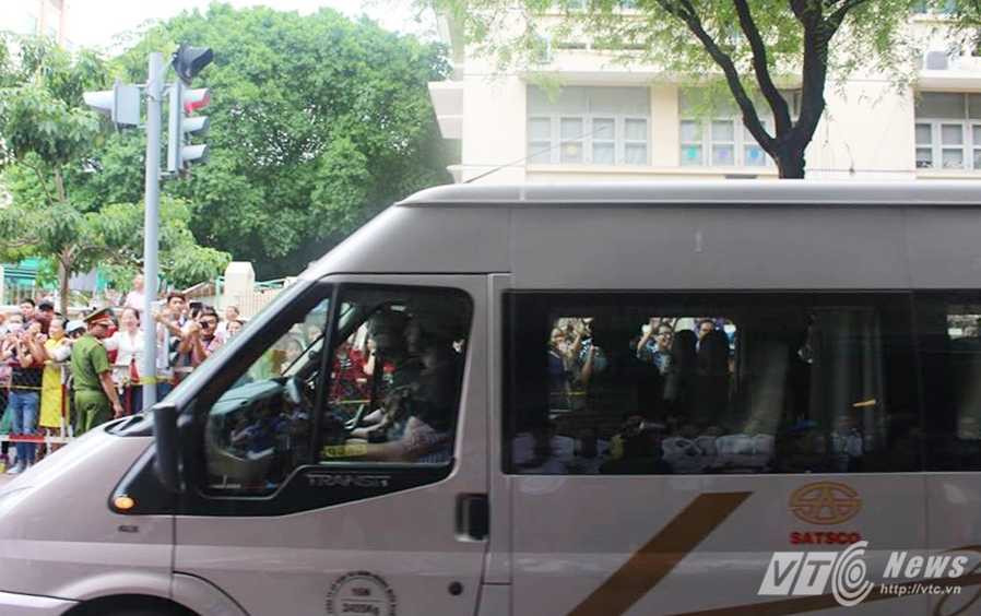 Xe chở các đặc nhiệm Mỹ đến bảo vệ quanh khu vực - Ảnh: Quang Hải