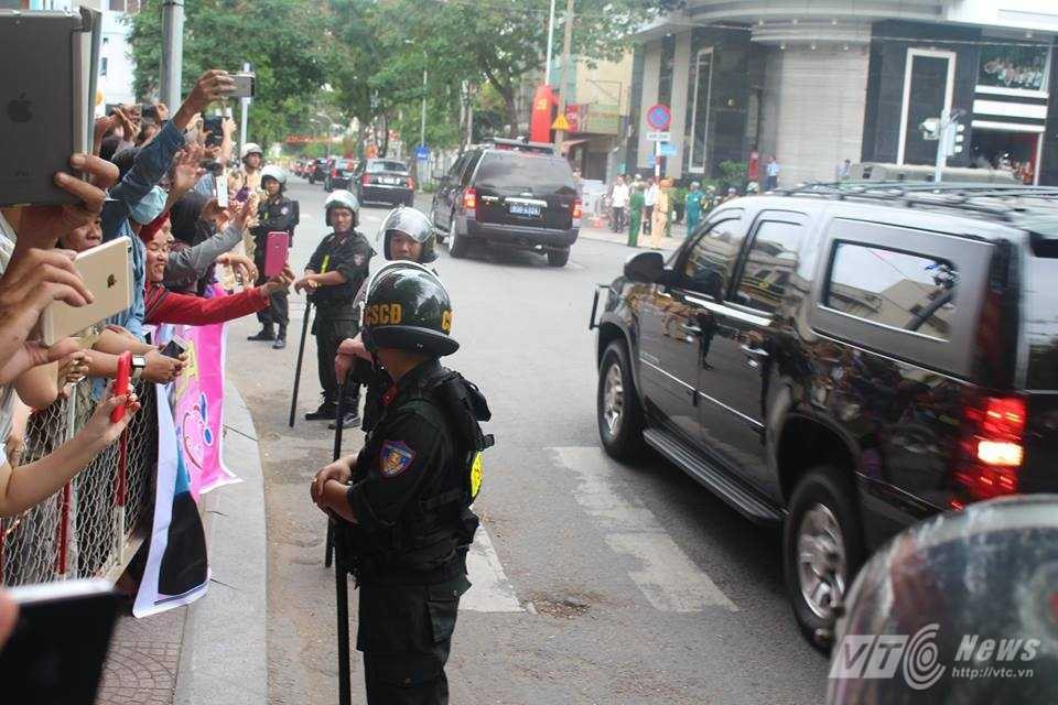 Cảnh sát làm nhiệm vụ bảo vệ hiện trường - Ảnh: Quang Hải