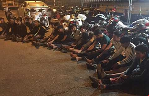 Các thanh niên chạy xe “độ” tụ tập đua xe, cổ vũ đua xe. Ảnh: ĐINH PHÀN