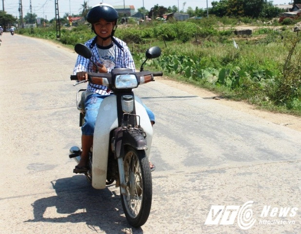 Nhiều cậu nhóc ở Huế mặt còn búng ra sữa nhưng đã chễm chệ trên xe máy để tham gia giao thông.