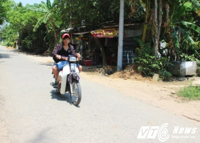 Thậm chí còn ngang nhiên không đội mũ bảo hiểm.