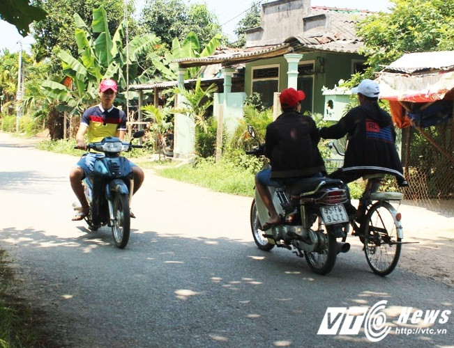 'Quái xế tuổi teen' đầu trần phóng xe máy như bay trên đường phố Huế