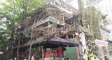 Nhiều ý kiến cho rằng trên đường phố đô thị hiện đại, hình ảnh khác lạ của quán nhậu trên đã làm mất đi tính thẩm mỹ, mỹ quan đô thị. Nhiều ý kiến cho rằng trên đường phố đô thị hiện đại, hình ảnh khác lạ của quán nhậu trên đã làm mất đi tính thẩm mỹ, mỹ quan đô thị.