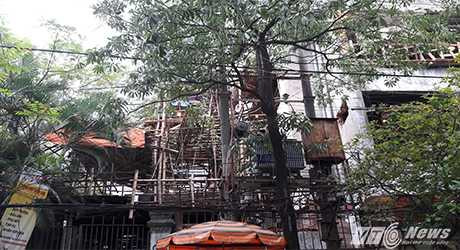 Những vật liệu dễ cháy được dựng ngay sát trạm biến áp. Những vật liệu dễ cháy được dựng ngay sát trạm biến áp.