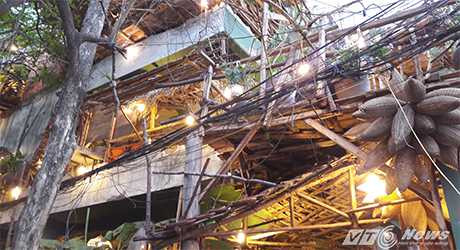 Trang trí quán nhậu bằng chum, vại được treo lơ lửng giống một sơn trại giữa thành phố. Trang trí quán nhậu bằng chum, vại được treo lơ lửng giống một sơn trại giữa thành phố.