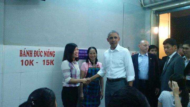 Ông Obama xuất hiện tại quán bún chả Hương Liên trong bộ trang phục giản dị (Ảnh: Facebook)