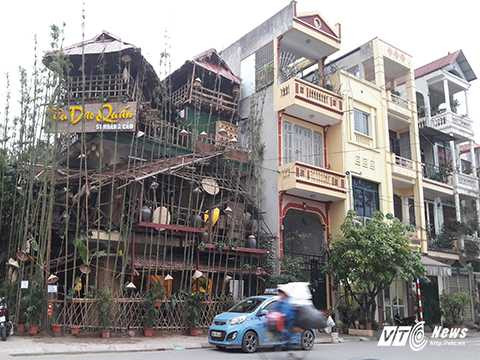 Quán nhậu Tiêu Dao Quán, thiết kế kiểu nhà sàn, bằng chất liệu chủ yếu là gỗ, củi, tranh, tre nứa, lá, cót... bên cạnh những ngôi nhà dân, trên tuyến phố Hoàng Cầu tấp nập người và phương tiện quan lại. Ảnh H.H 