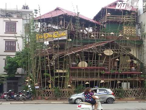 Lãnh đạo phường Ô Chợ Dừa cho biết Tiêu Dao Quán đã bị đình chỉ hoạt động của quán vì chưa đảm bảo PCCC, xây dựng mái lá tiềm ẩn nguy cơ cháy nổ, cũng như mất mỹ quan đô thị. Ảnh Đ.A