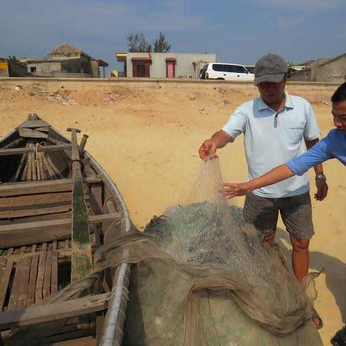 Ngư dân phản ánh lưới của họ khi thả xuống vùng biển đó khi kéo lên sạch trắng như có ai giặt.