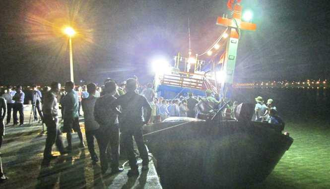 Tàu cá của ngư dân xã Bảo Ninh về cảng Nhật Lệ đêm 30-4 - Ảnh: L.Giang