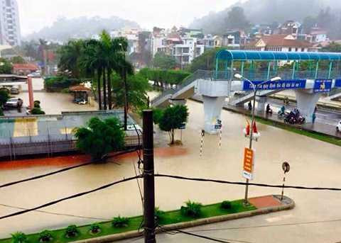 Một số tuyến đường trung tâm TP Hạ Long cũng bị ngập lụt cục bộ Nguồn ảnh: FB Tin tức Quảng Ninh