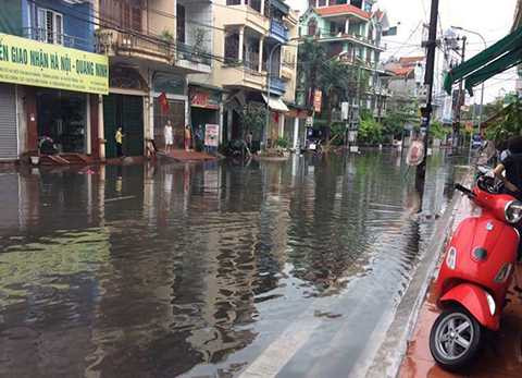 Tuyến đường trước cửa khu vực chợ Long Toòng (TP Hạ Long) cũng bị mưa ngập Nguồn ảnh: FB Tin tức Quảng Ninh