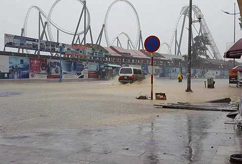 Đường bờ biển Bãi Cháy (gần Công viên Đại Dương) cũng bị mưa ngập Nguồn ảnh: FB Tin tức Quảng Ninh