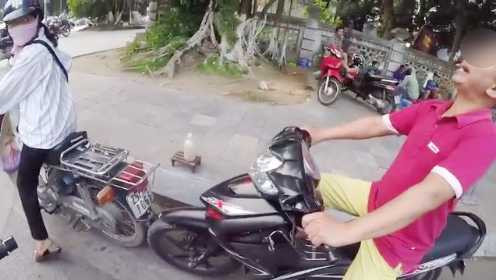 Nam thanh niên lớn tiếng quát tháo người tham gia giao thông tuân thủ luật. 