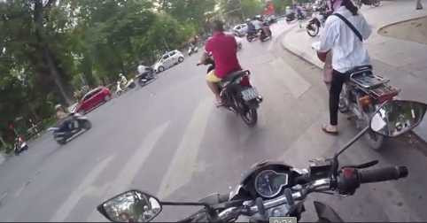 Sau khi nạt nộ người phụ nữ, nam thanh niên vọt ga vượt đèn đỏ. 