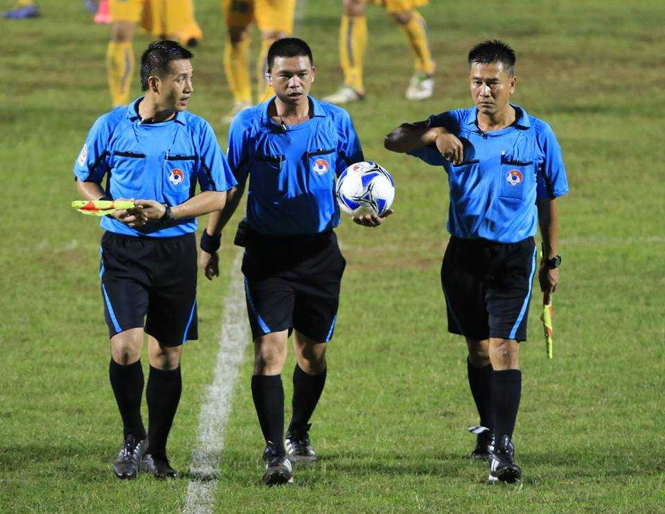 Tổ trọng tài điều khiển trận FLC Thanh Hóa-SLNA