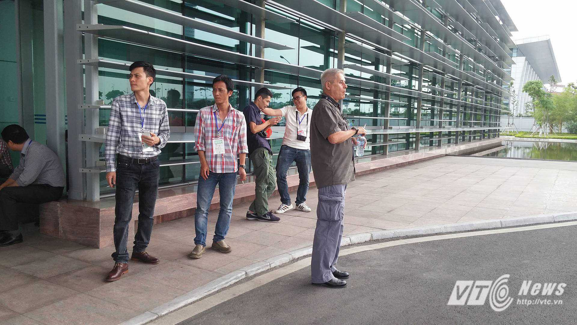 Quy trình kiểm tra nghiêm ngặt với đoàn phóng viên đón Tổng thống Obama