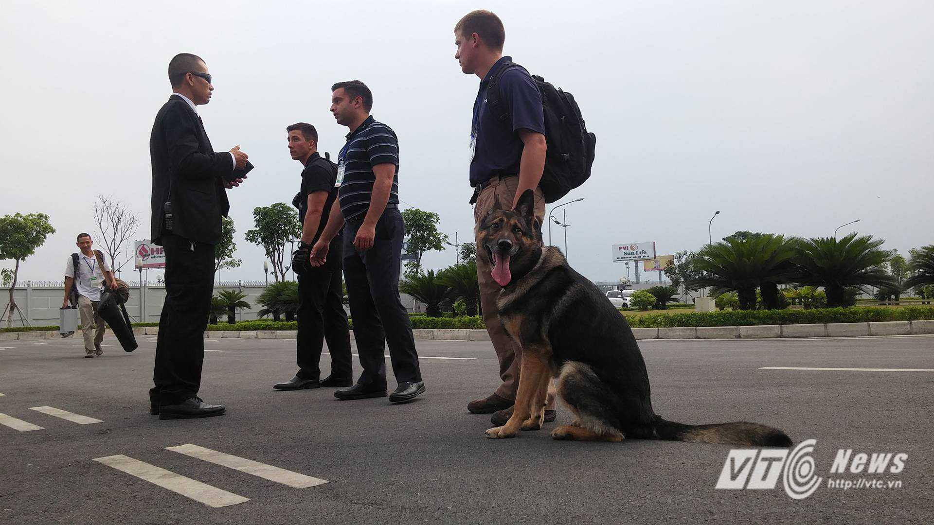 Quy trình kiểm tra nghiêm ngặt với đoàn phóng viên đón Tổng thống Obama