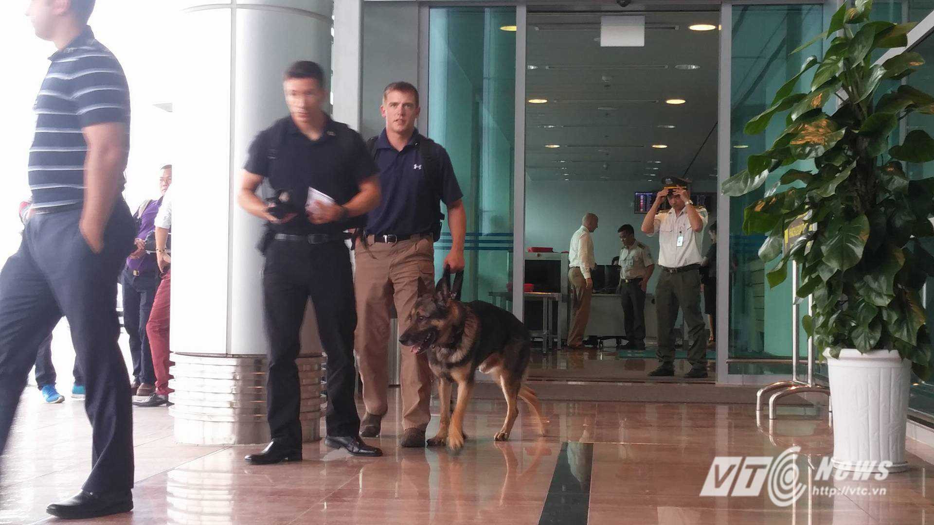 Quy trình kiểm tra nghiêm ngặt với đoàn phóng viên đón Tổng thống Obama