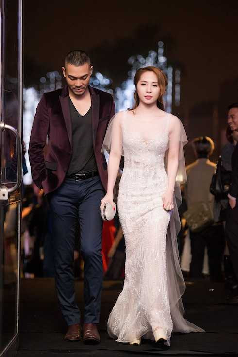 Cô diện chiếc váy dạ hội đính đá pha lê với kiểu dáng ôm sát. 